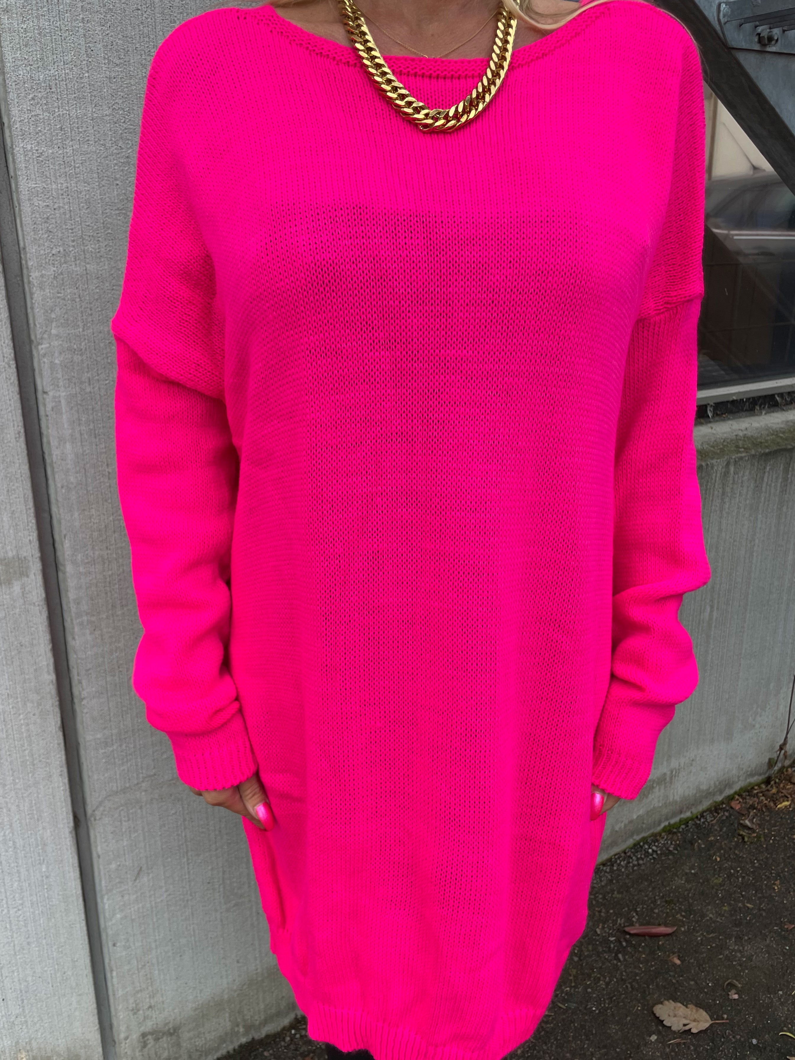 Stella - Simpel strikkjole med dyb ryg